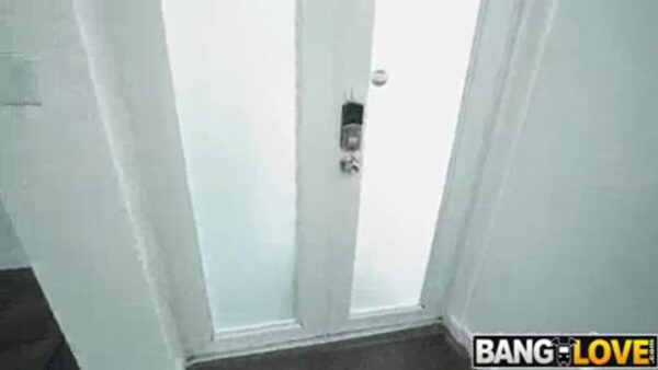 سكس نيك عاهره خادمه جميله للزنجي