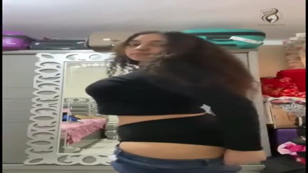 سكس مصري – صاحبة بعتت نودز وبعدين مصت الزب في الشقة