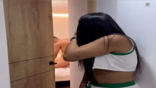 سكس الأخت والأخ محارم وهي بتتفرج على الزب نيج