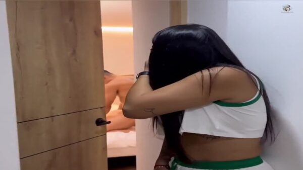 سكس الأخت والأخ محارم وهي بتتفرج على الزب نيج