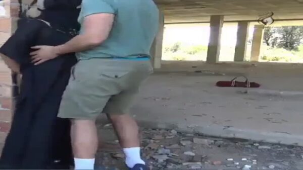 سكس شفت زوجتي منى لابسة كيلوت تحت العباية وطلعت تبرد كسها