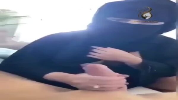 سكس سعودي – فحل يفشخ منقبة عربي